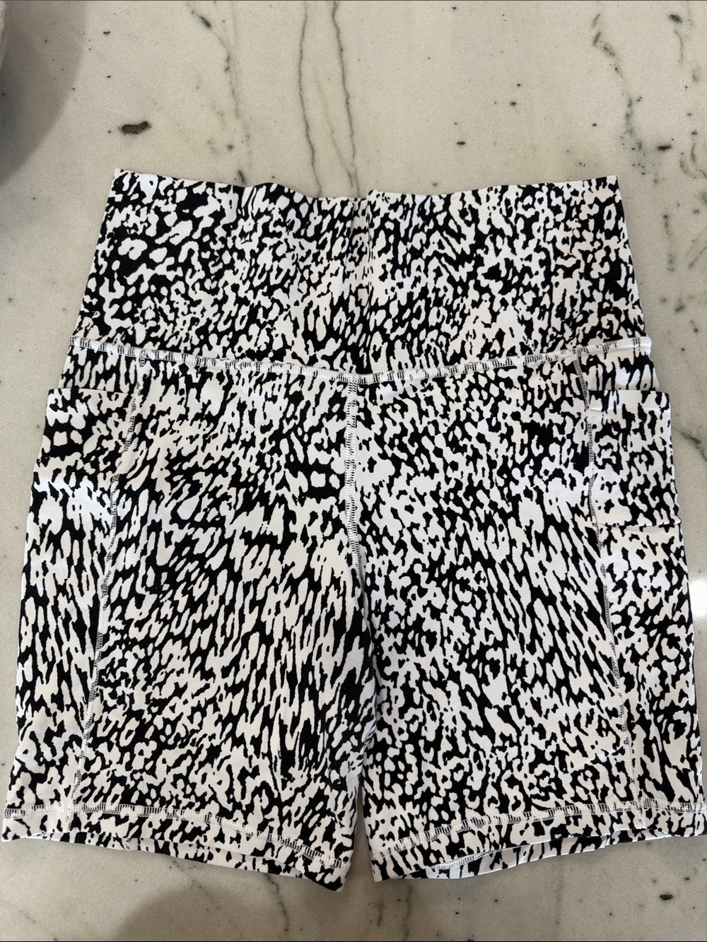 Athleta Salutation Stash 7” Short